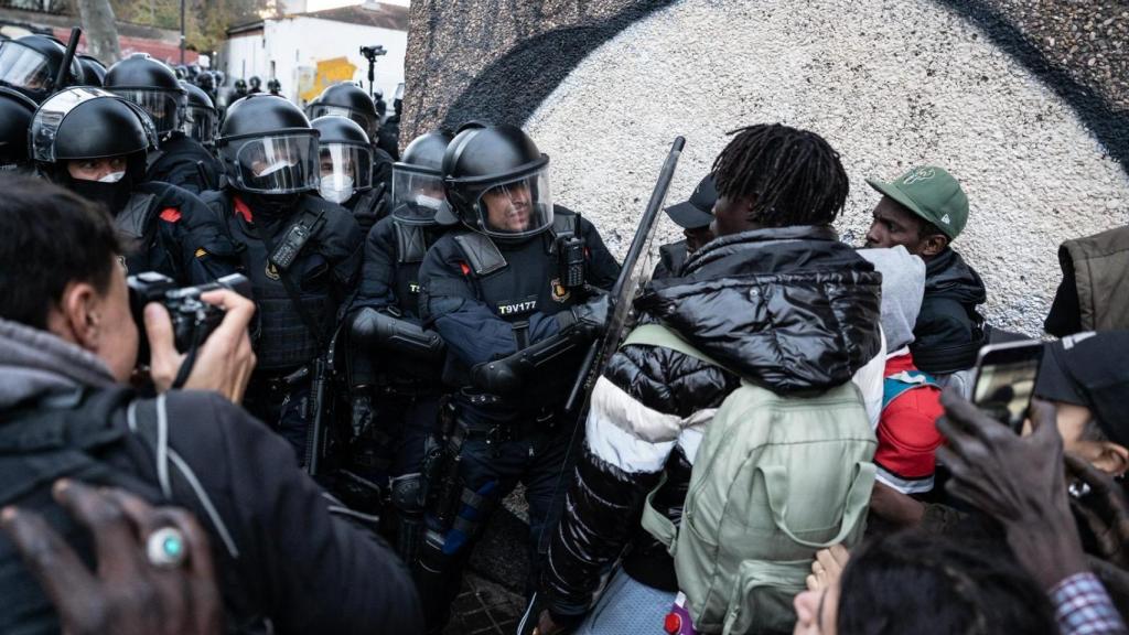 Els Mossos d'Esquadra desallotgen els ocupants de l'antic B9 a Badalona