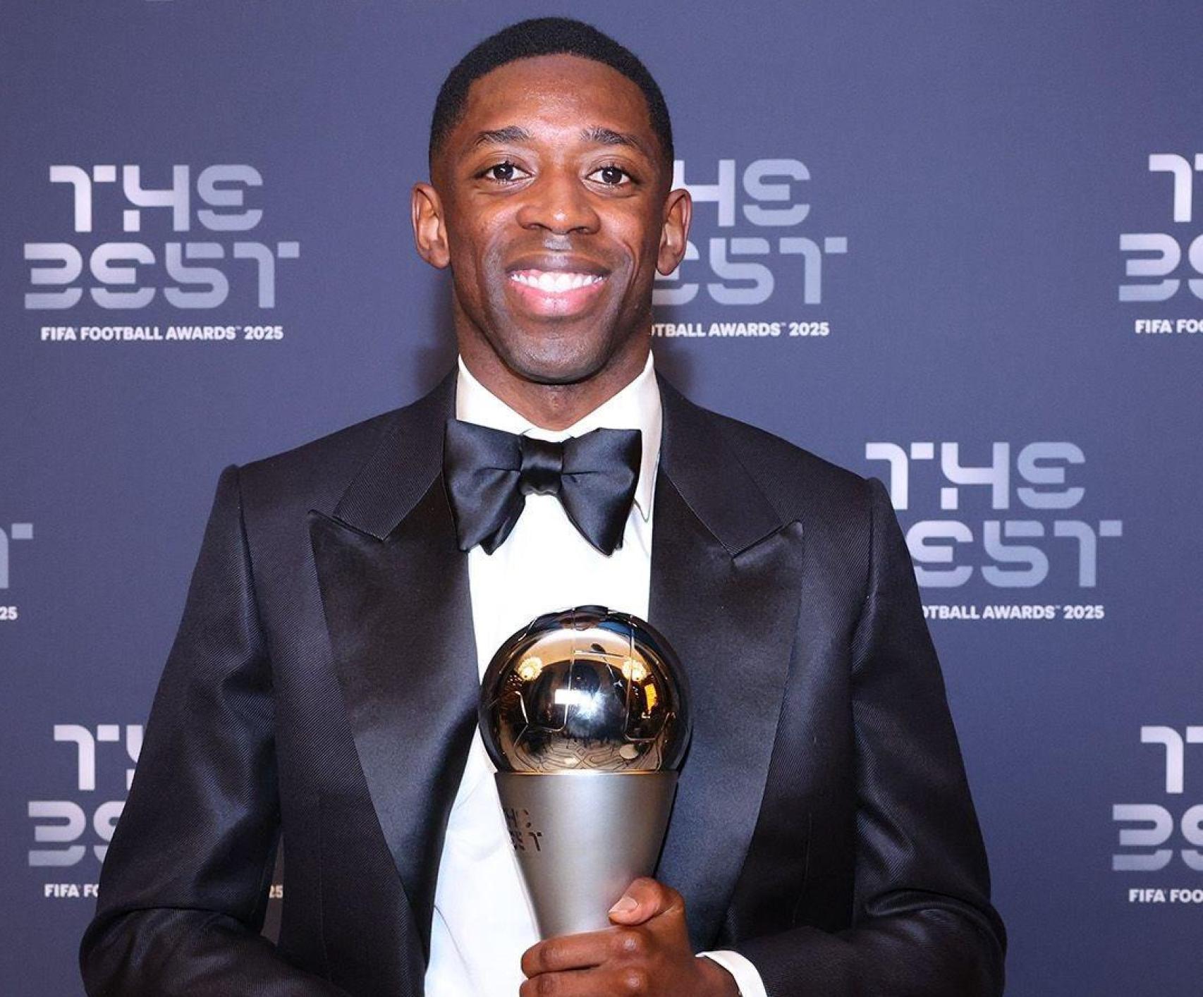 Ousmane Dembelé posa con el premio The Best