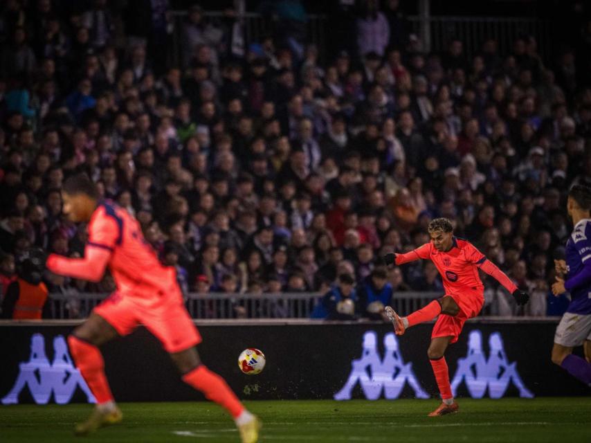 Lamine Yamal intenta un pase con el exterior ante el Guadalajara