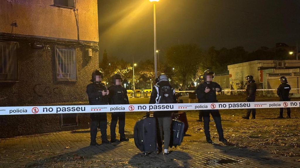 Un ocupante del B9 se marcha en medio del operativo policial