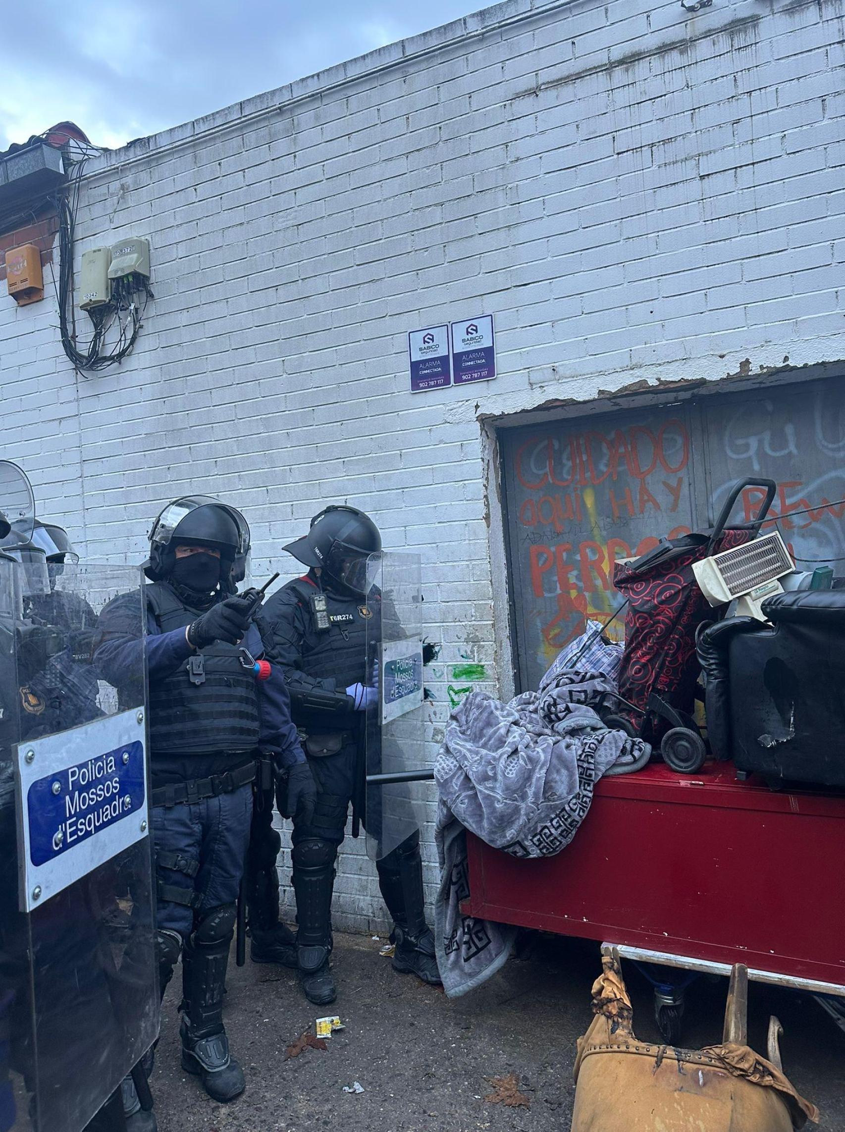 Ocupantes bloquean el acceso de la policía catalana en el B9