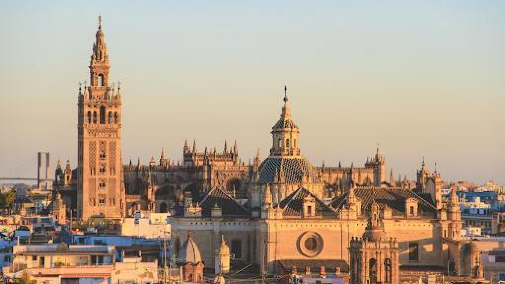 Vista panorámica de la Catedral de Sevilla y la Giralda al atardecer