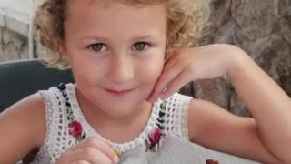 Localizan sana y salva a Gina, la niña de cinco años desaparecida en El Prat