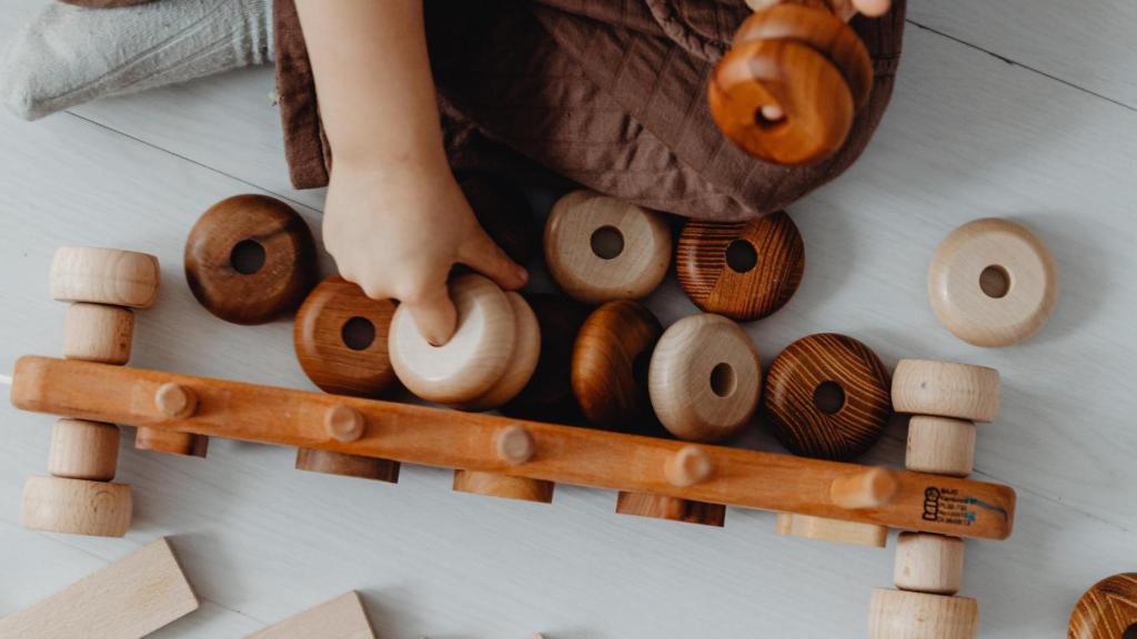Niño jugando con juguetes de madera