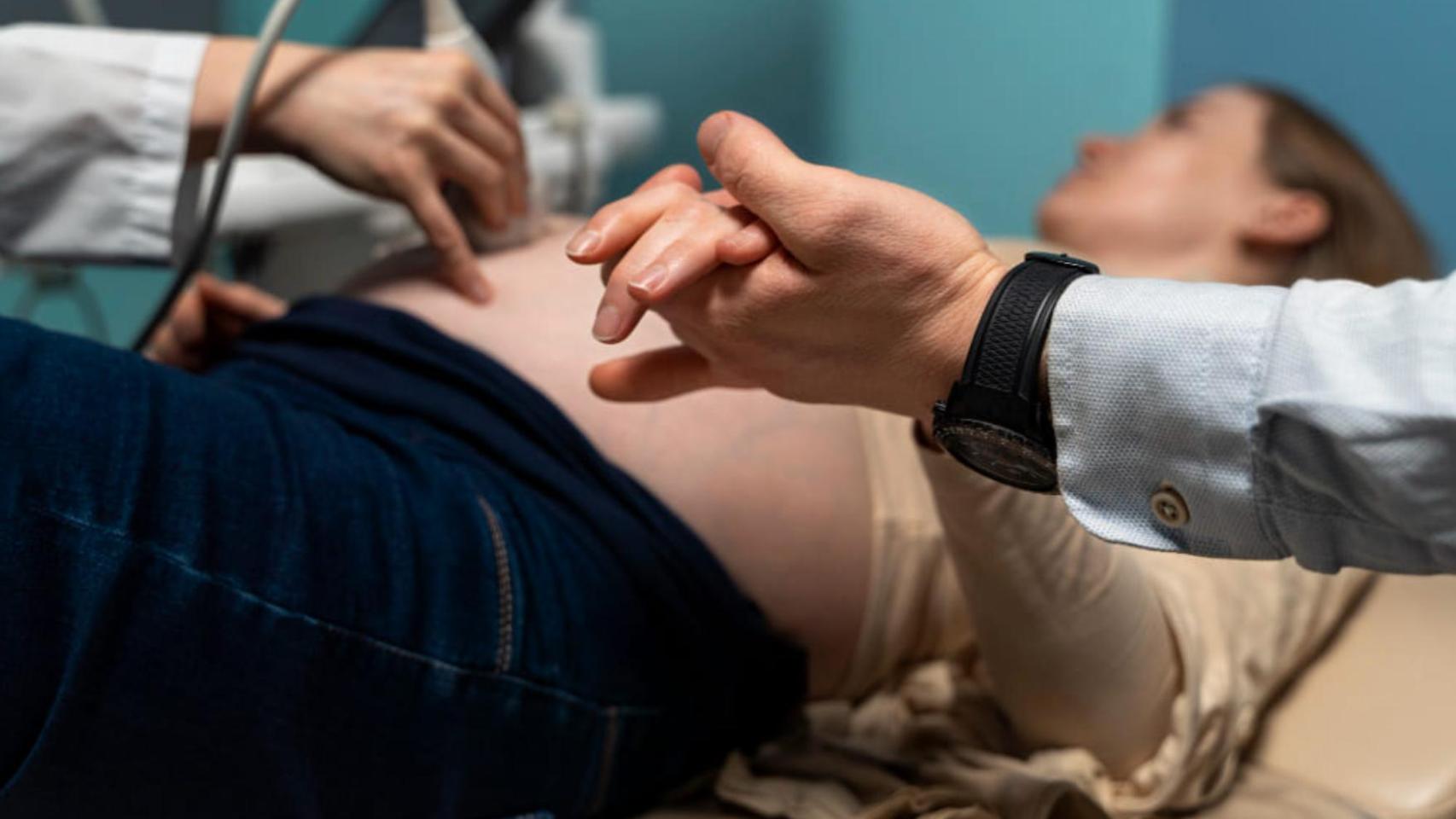 Una embarazada durante una revisión en Quirónsalud