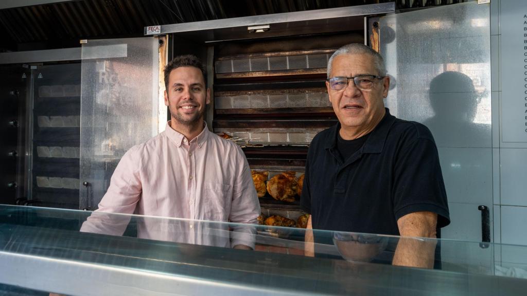 Marc Martínez (izq.) y Jordi Casas (der.) detrás de la barra de Kikiriki