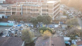 Comienzan los trabajos de limpieza y derribo del antiguo instituto B9 en Badalona con los desalojados todavía en la ciudad