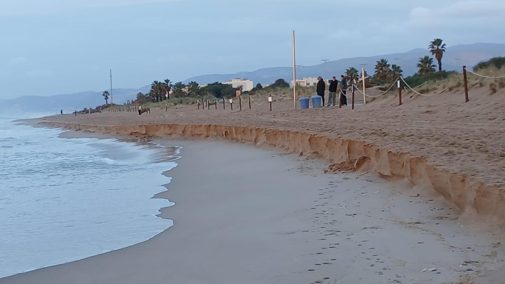 La playa de Gavà con visibles efectos de la regresión del mar, a diciembre de 2025