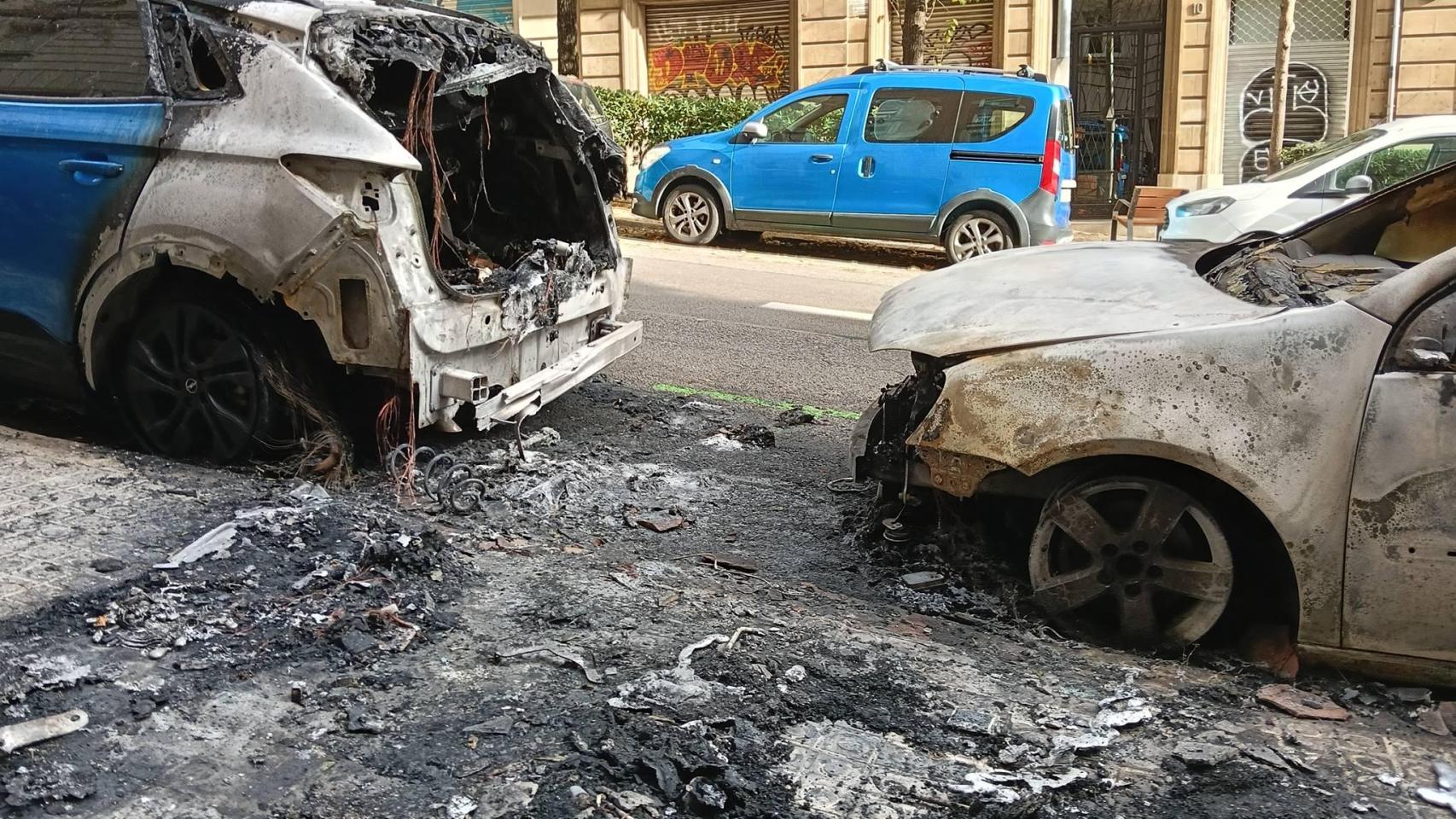 Coches calcinados en el incendio de Horta