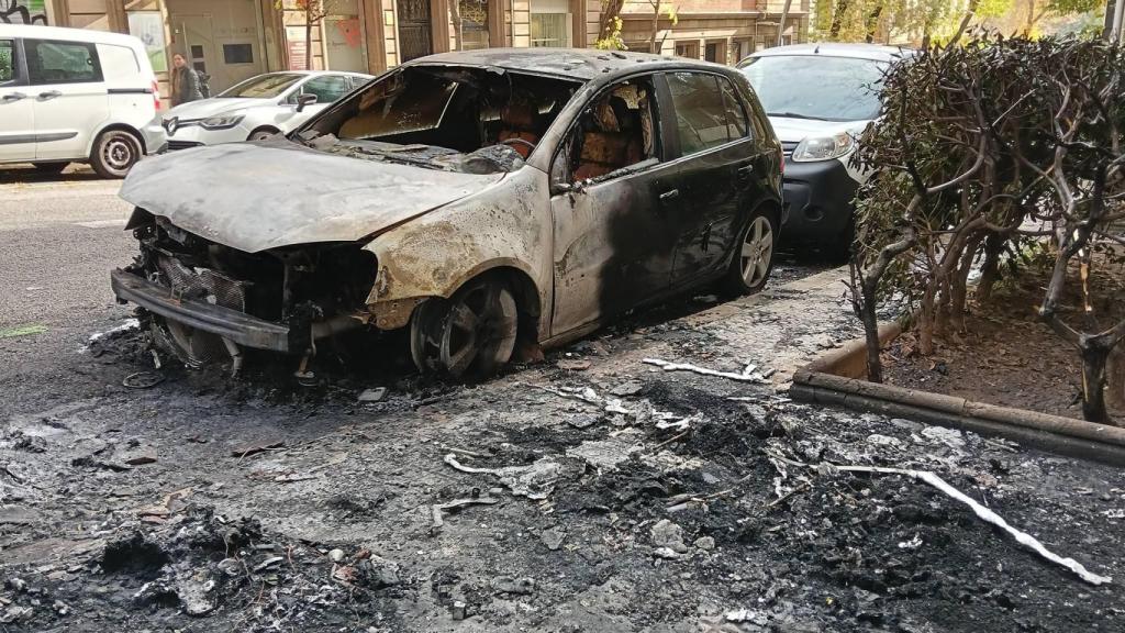 Coches calcinados en el incendio de Horta