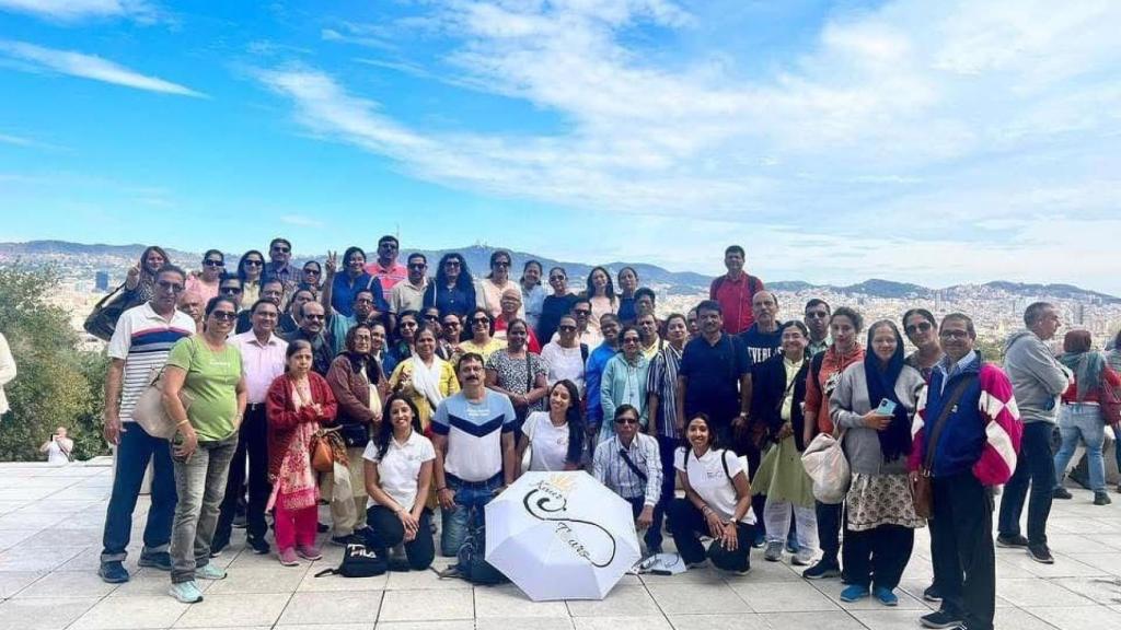Manu Kaur amb un grup de visitants indis durant una visita turística a Barcelona