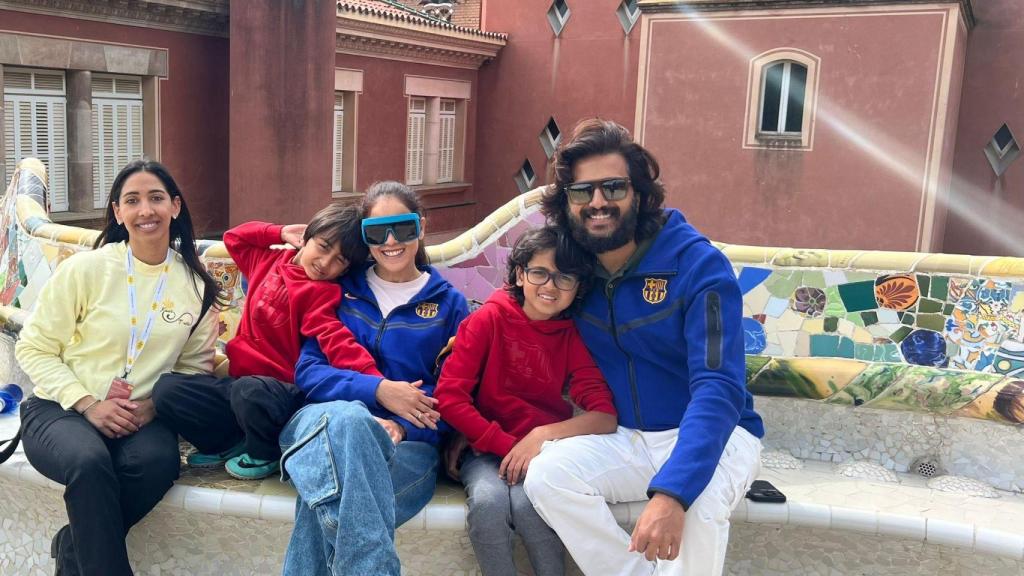 Manu Kaur durante un tour con las estrellas de Bollywood Riteish Desh y Genelia Deshmukh