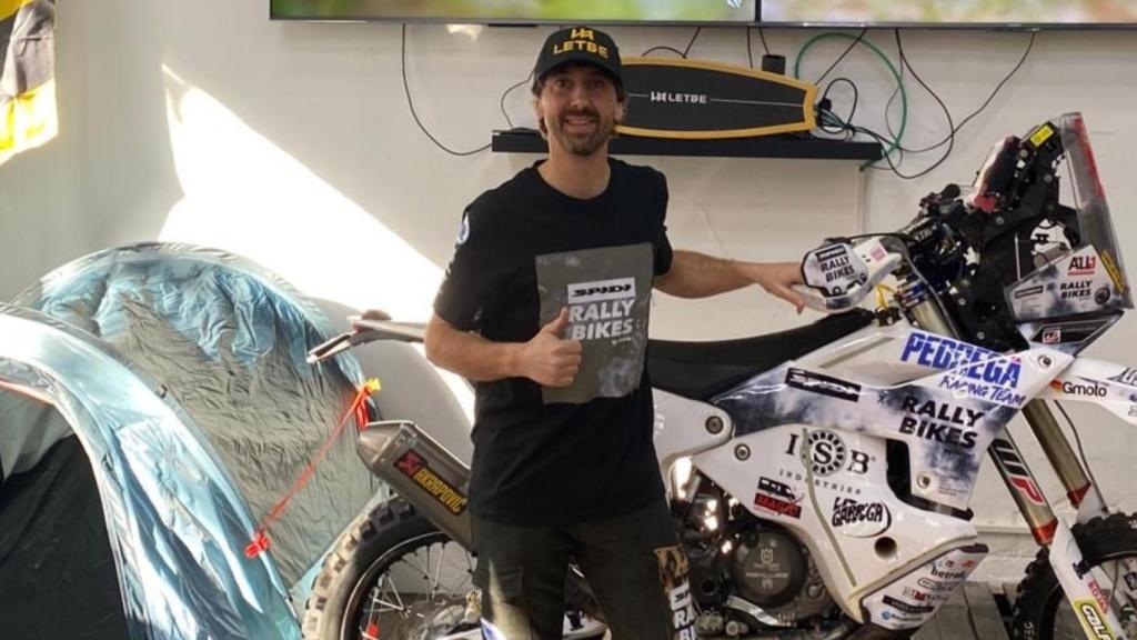 Josep Pedró posa con su motocicleta y su tienda de campaña para el Dakar 2026