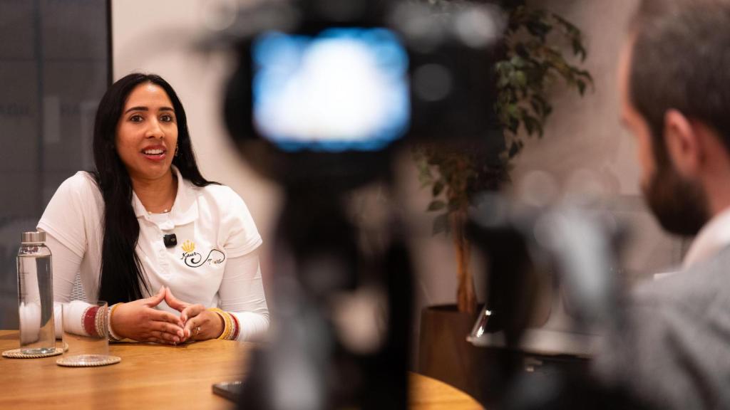 Manu Kaur, durant la seva entrevista amb Metrópoli