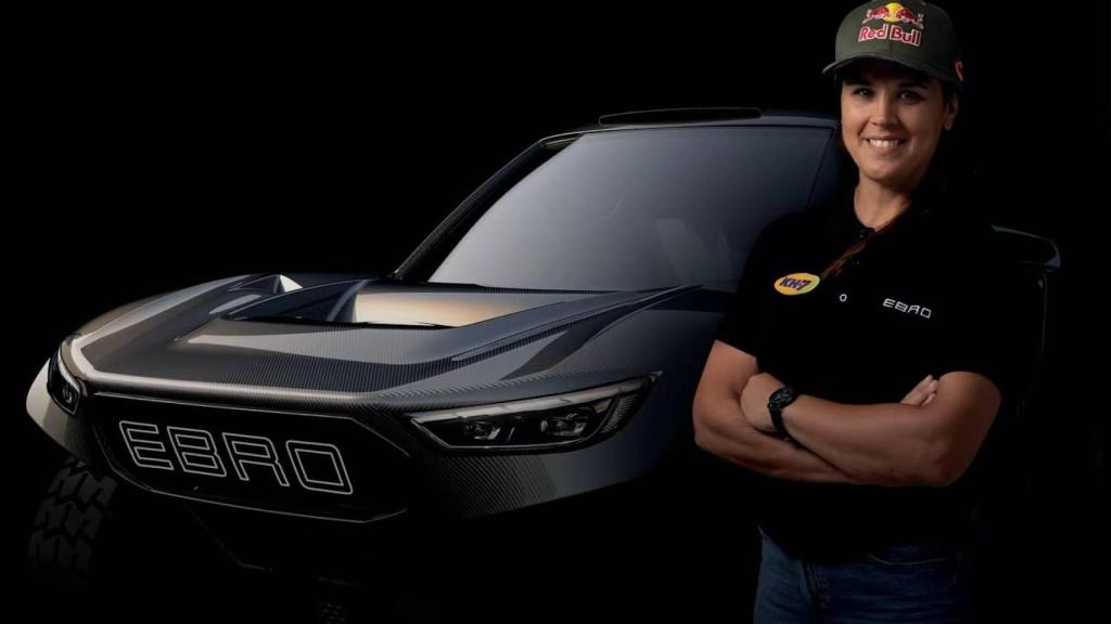 Laia Sanz juntament amb el prototip d’Ebro per al Dakar