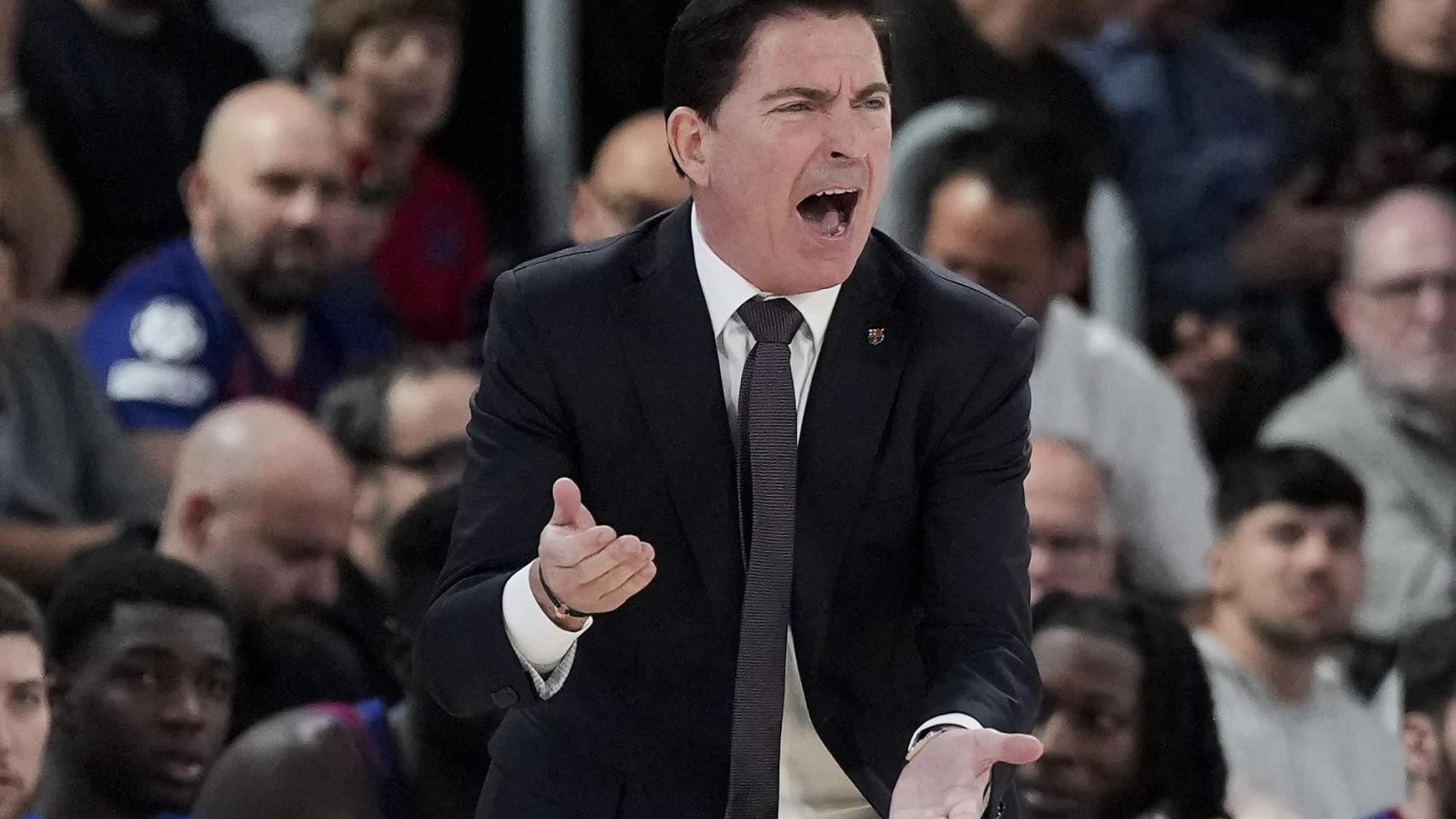 Xavi Pascual reacciona con vehemencia en el Barça de basket-Baskonia de la Euroliga