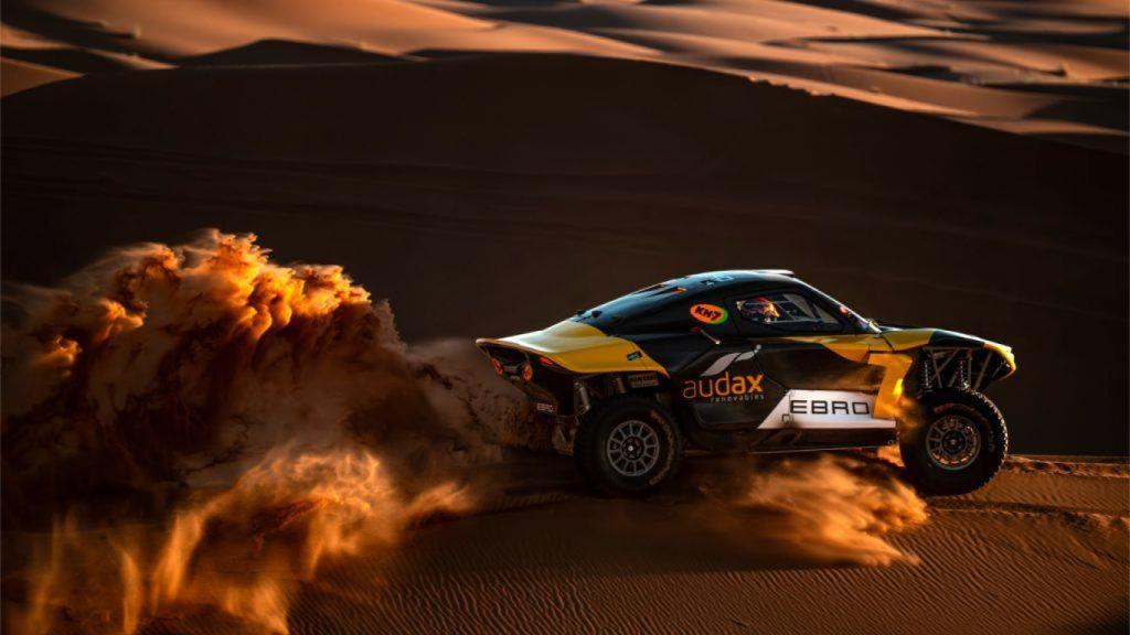 Laia Sanz rodant amb el cotxe d’Ebro al desert