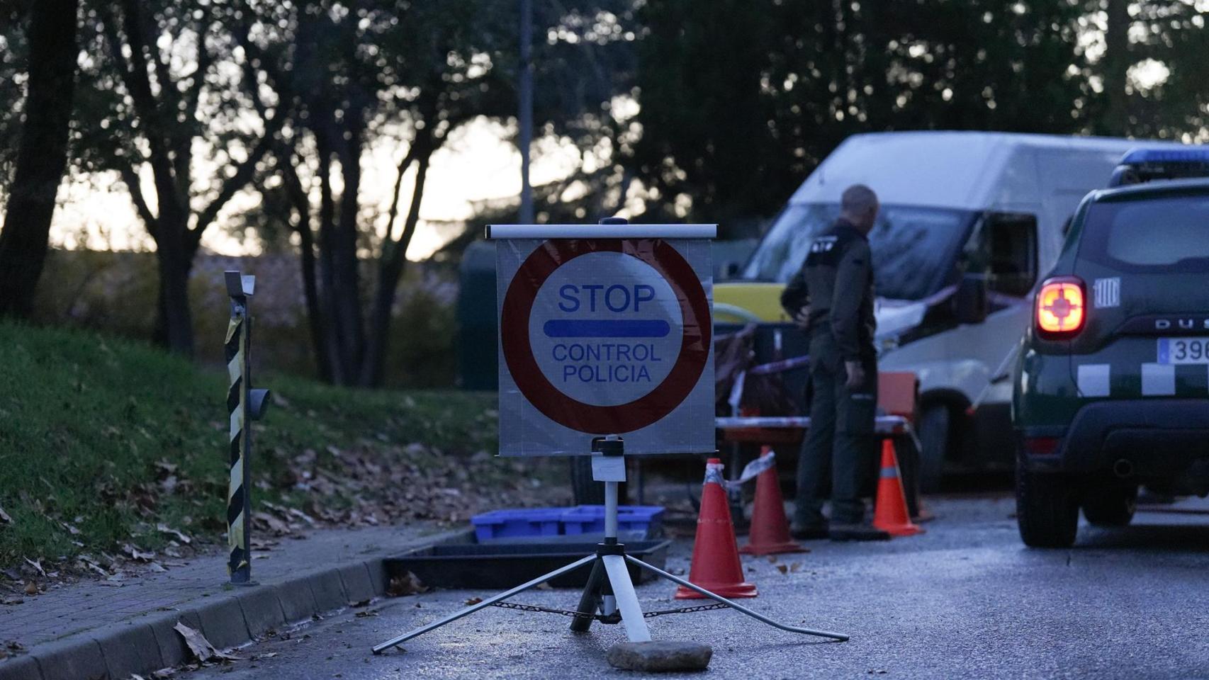 Control policial para limitar el acceso a la zona, a 1 de diciembre de 2025, en Barcelona
