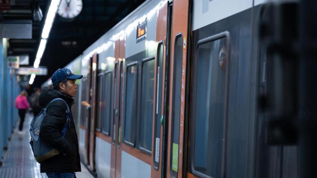 Una persona entra en un tren, en la estación de Gràcia de Barcelona
