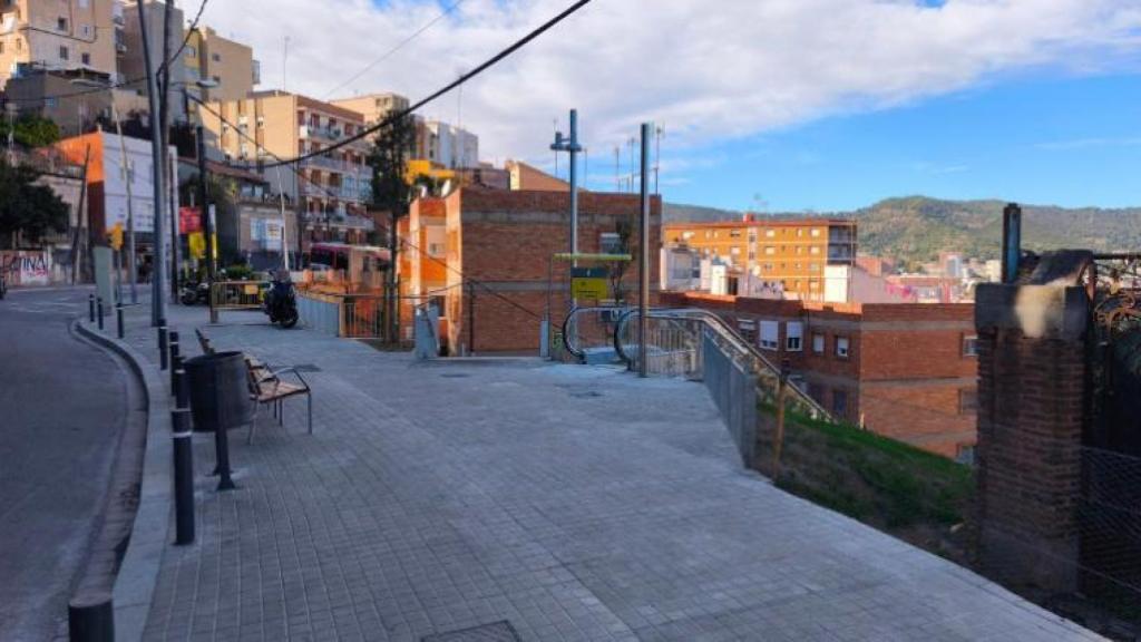 Parte superior de las nuevas escaleras del pasaje de la Mulassa en Barcelona