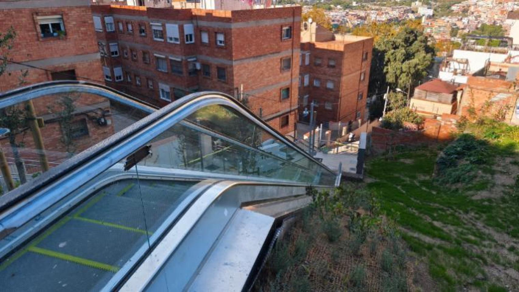 Barcelona estrena unas escaleras mecánicas para 'salvar' 14 metros de desnivel en una calle de El Carmel