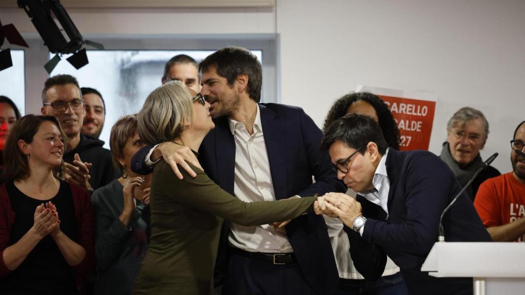 La exalcaldesa de Barcelona Ada Colau (i), el ministro de Cultura Ernest Urtasun (c) y el secretario primero de la Mesa del Congreso, Gerardo Pisarello (d), se saludan,