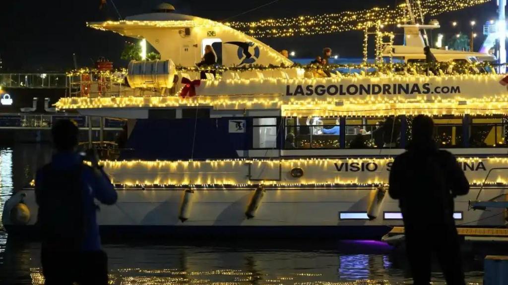 Una embarcació de Les Golondrines decorada per fer el seu passeig marítim nadalenc
