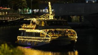 El histórico servicio turístico Las Golondrinas de Barcelona estrena por primera vez un paseo navideño en barco