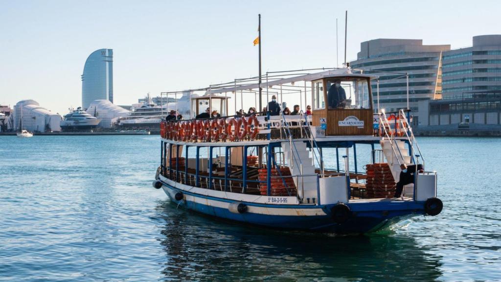 Una embarcación de Las Golondrinas de Barcelona en el Port