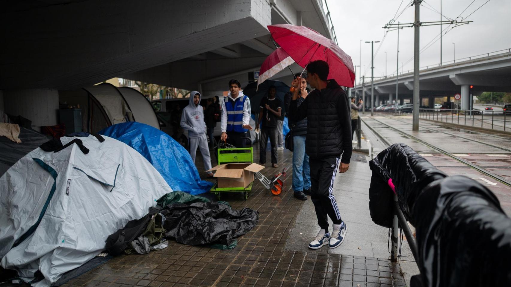 Personas desalojadas del antiguo Instituto B9 de Badalona acampan debajo de la salida 210 de la C-31.