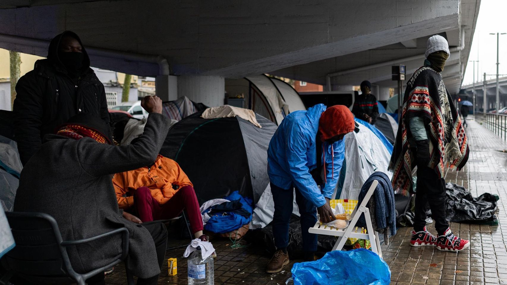Hartazgo vecinal bajo la C-31 de Badalona por el campamento de ...