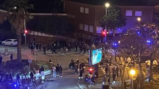 Tensión en Badalona: un grupo de vecinos bloquea la entrada de los migrantes desalojados del B9 a una parroquia