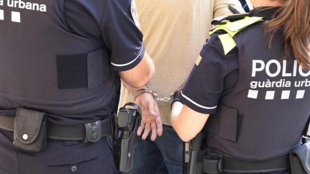 La Guardia Urbana de Barcelona detiene a un pirómano en Sant Antoni