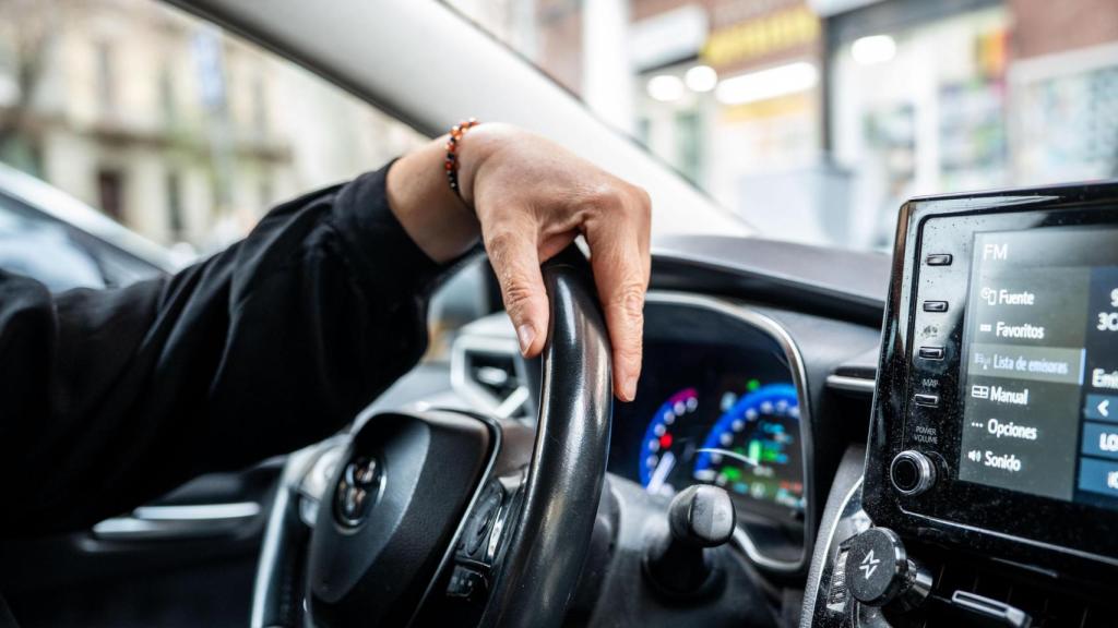 Anna Kalme en su taxi