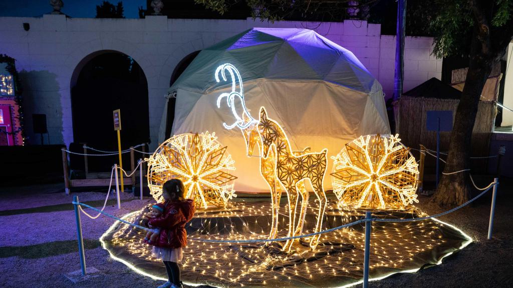 Una nena en el nou espectacle nadalenc ‘El Jardí dels Somnis’ a la Torre Lluc
