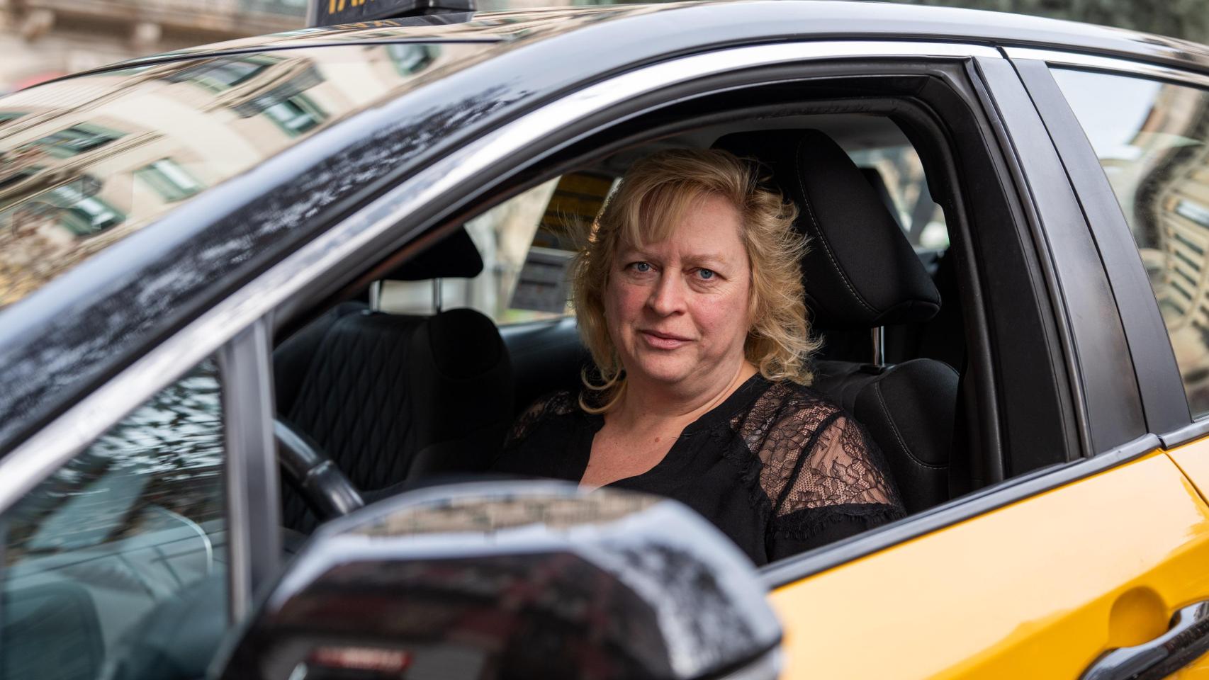 La taxista Anna Kalme dentro de su taxi en el Eixample