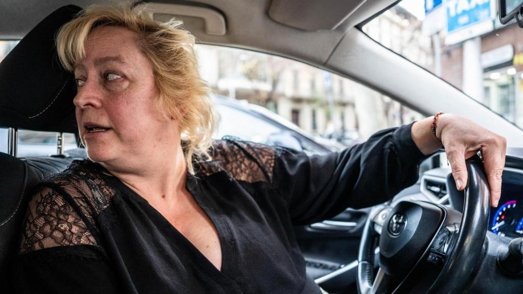 Anna Kalme dins del seu taxi