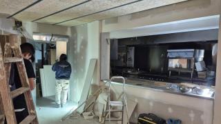 Operarios durante una actuación de mejora en un centro educativo de Barcelona