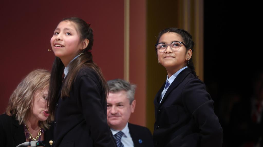 Dues nenes canten un premi de la Loteria de Nadal