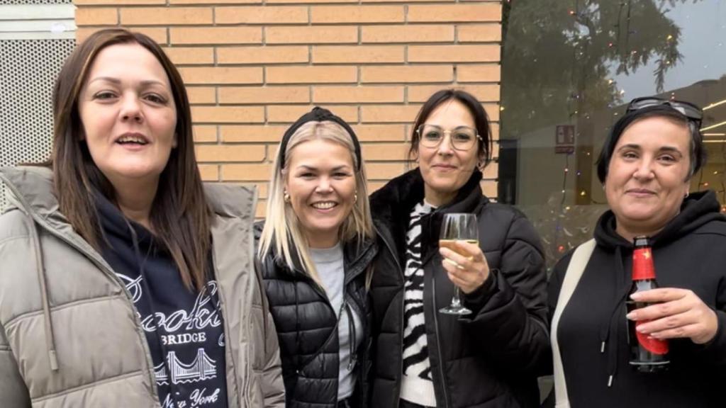 Quatre de les cinc amigues que compartien un dels dècims guanyadors del tercer premi