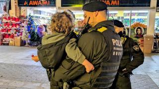 Agentes de la Policía Local de Santa Coloma con el niño perdido en Fondo