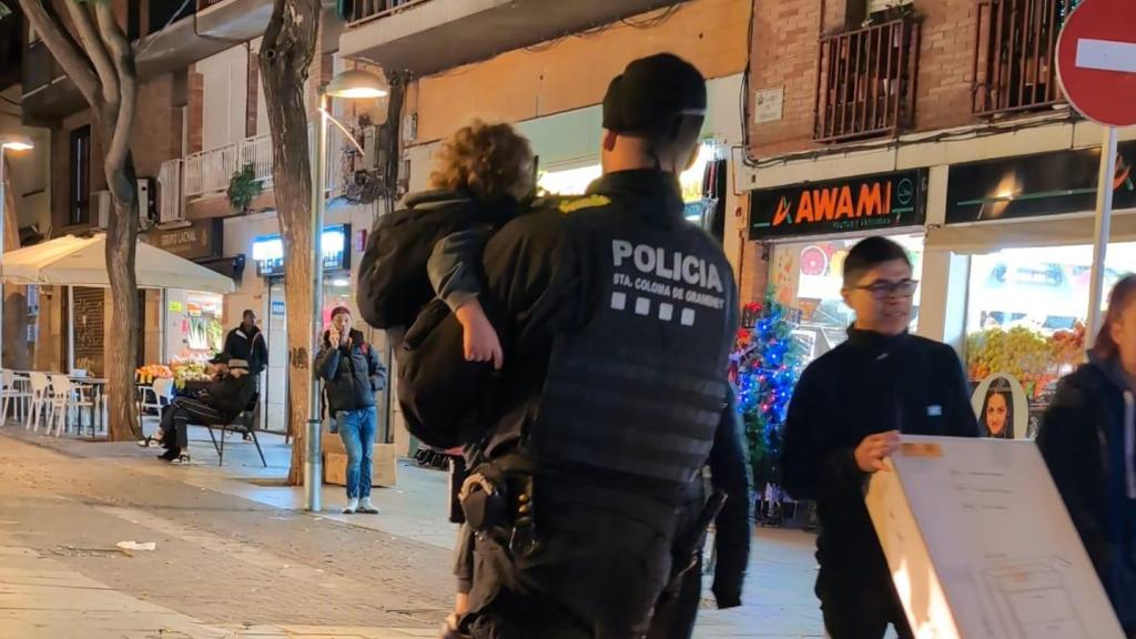 Agents de la Policia Local de Santa Coloma amb el nen perdut a Fondo