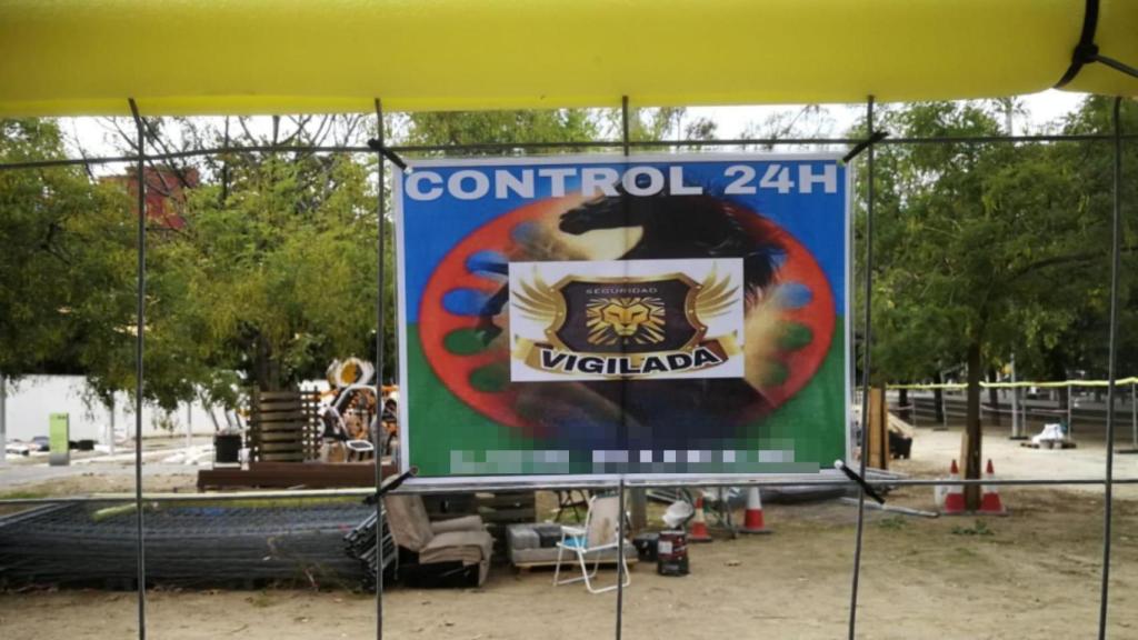 Cartel de seguridad con simbología romaní en unas obras de Barcelona