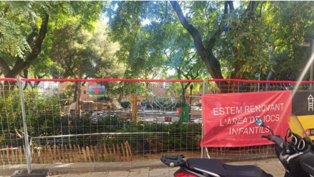 Cartel de seguridad con la bandera romaní en unas obras de Barcelona