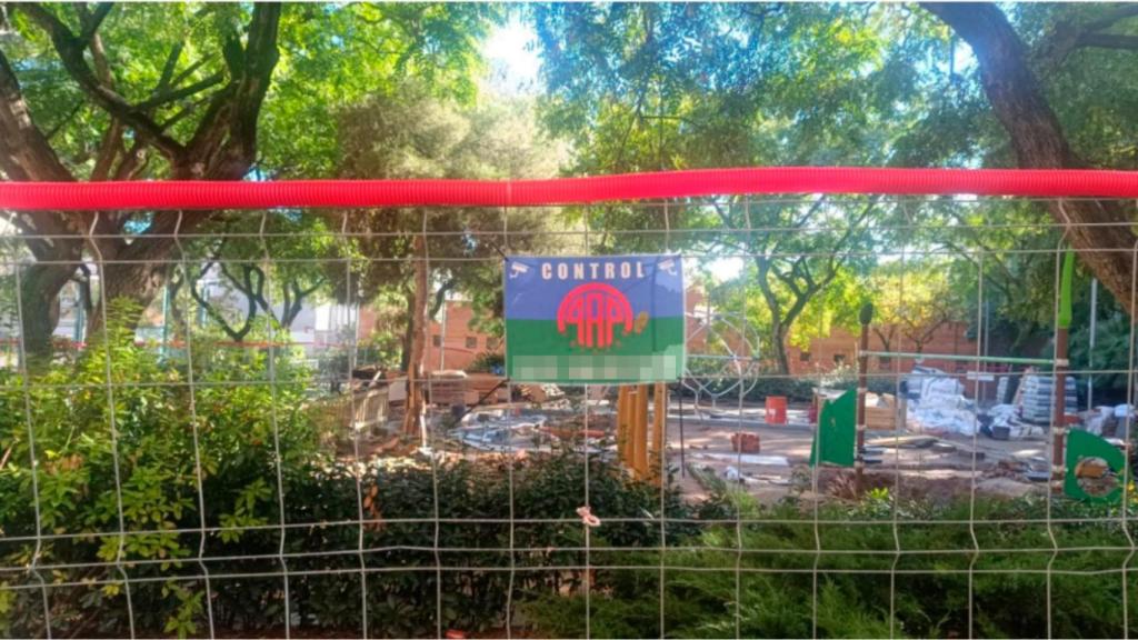 Cartel ´de seguridad con simbología romaní en unas obras de Barcelona