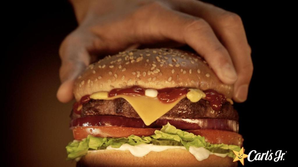 Una de les hamburgueses de Carl's JR