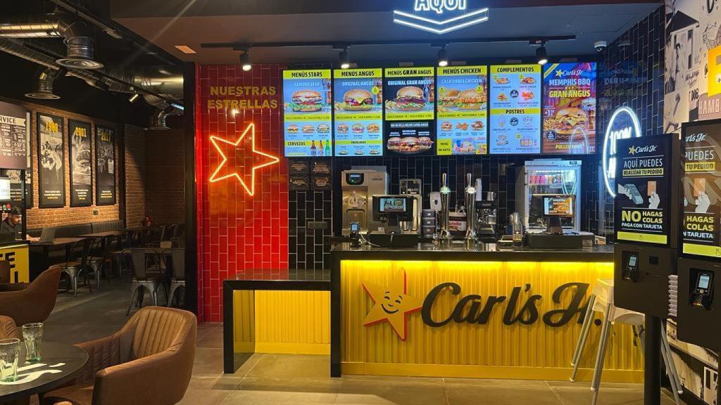 Interior d'un dels locals de Carl's Jr