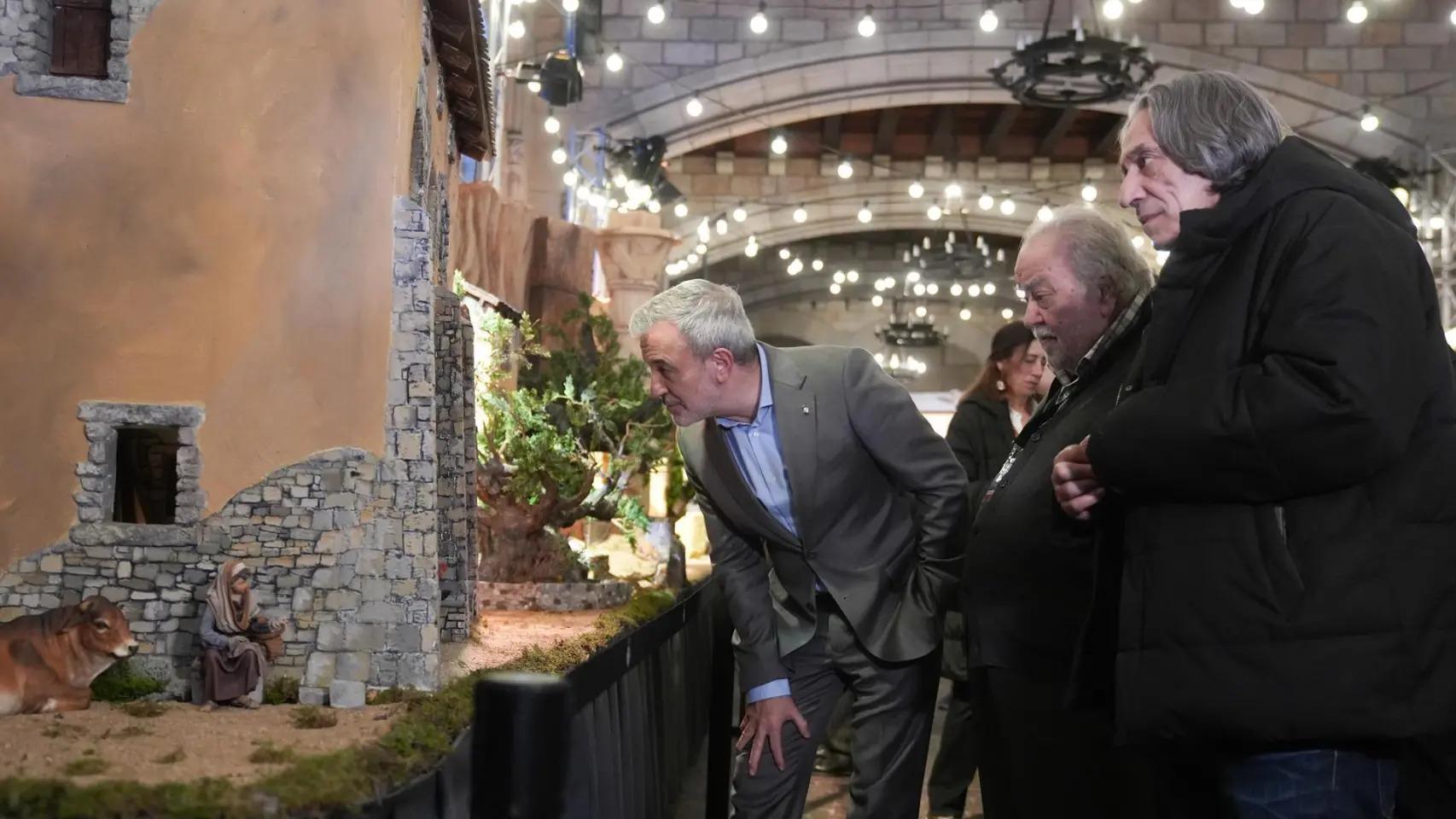Jaume Collboni visita el pesebre en el Ayuntamiento de Barcelona