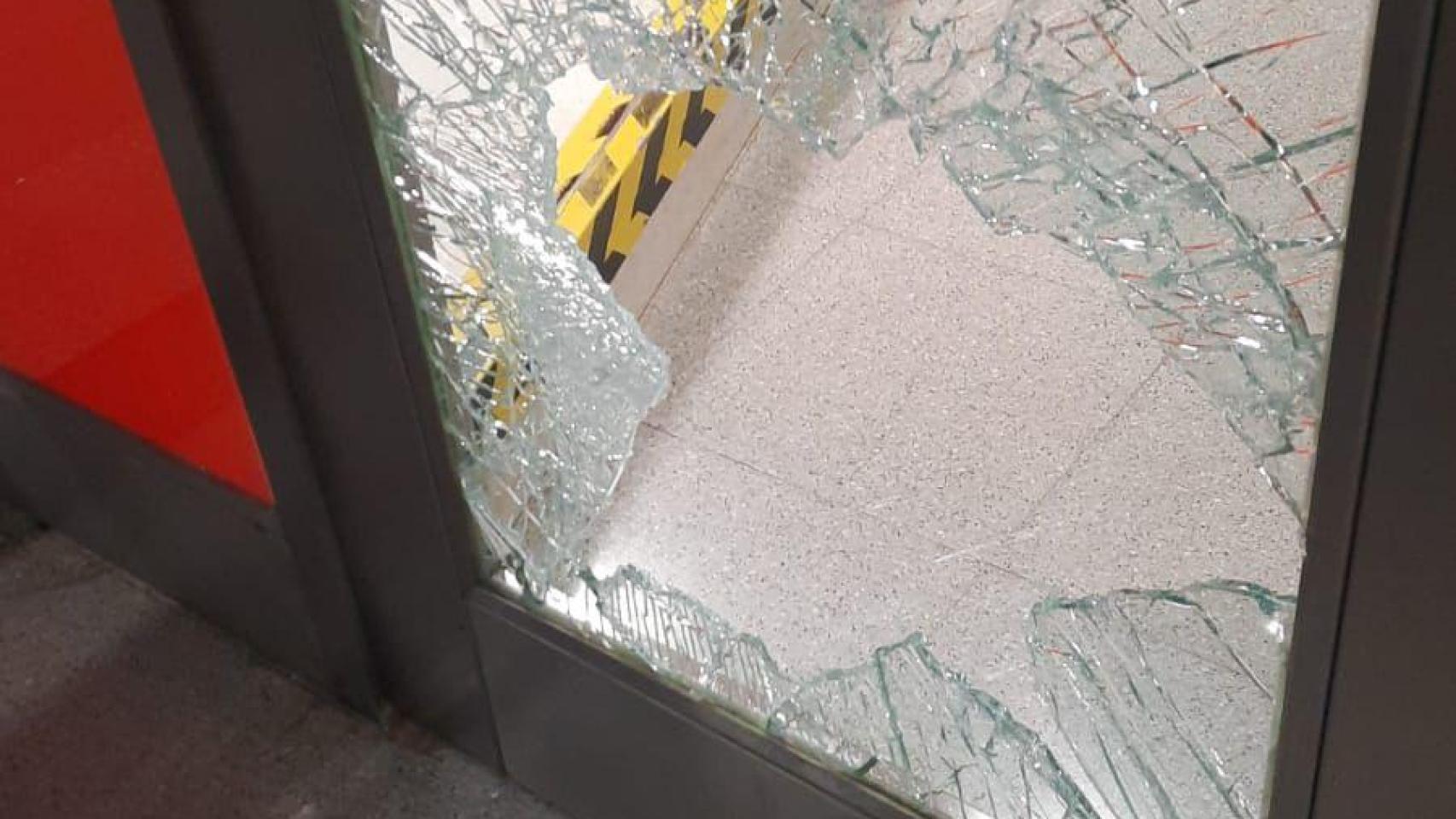 Cristales rotos en una de las oficinas de la TMB del metro
