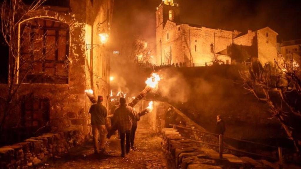 El paseo con las antorchas de la Fia-Faia